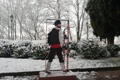 Burgos amanece helado. Tras las nevadas es el hielo el protagonista. S. L. C.