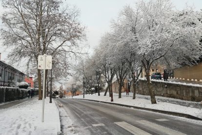 Burgos amanece helado. Tras las nevadas es el hielo el protagonista. S. L. C.
