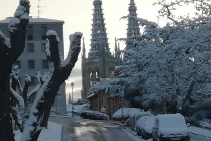 Burgos amanece helado. Tras las nevadas es el hielo el protagonista. S. L. C.