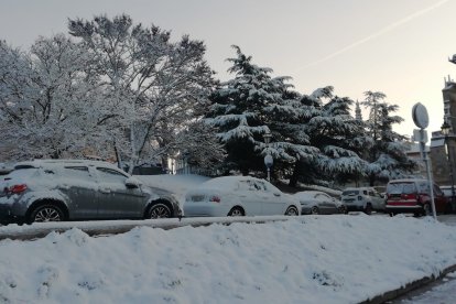 Burgos amanece helado. Tras las nevadas es el hielo el protagonista. S. L. C.