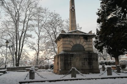 Burgos amanece helado. Tras las nevadas es el hielo el protagonista. S. L. C.