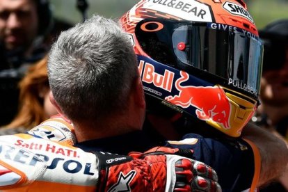 Marc Márquez abraza, hoy, a uno de sus mecánicos en el 'corralito' de Mugello.
