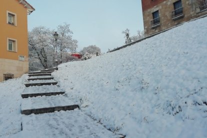 Burgos amanece helado. Tras las nevadas es el hielo el protagonista. S. L. C.