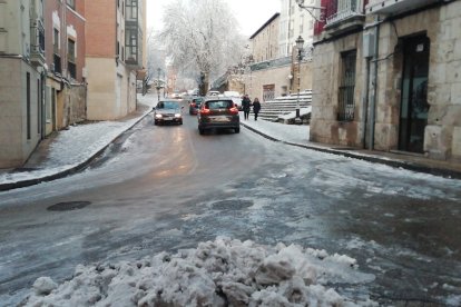 Burgos amanece helado. Tras las nevadas es el hielo el protagonista. S. L. C.