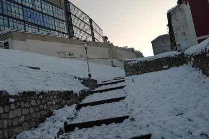 Burgos amanece helado. Tras las nevadas es el hielo el protagonista. S. L. C.