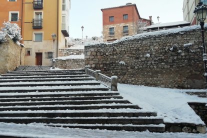 Burgos amanece helado. Tras las nevadas es el hielo el protagonista. S. L. C.