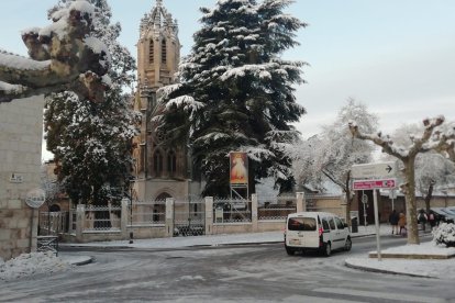Burgos amanece helado. Tras las nevadas es el hielo el protagonista. S. L. C.