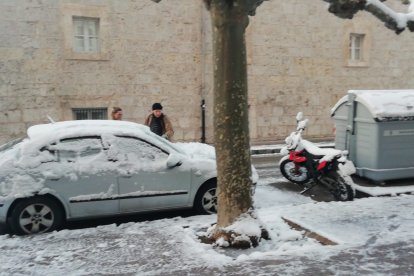 Burgos amanece helado. Tras las nevadas es el hielo el protagonista. S. L. C.