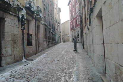 Burgos amanece helado. Tras las nevadas es el hielo el protagonista. S. L. C.
