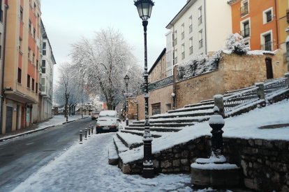 Burgos amanece helado. Tras las nevadas es el hielo el protagonista. S. L. C.