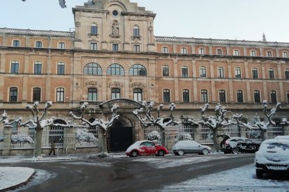 Burgos amanece helado. Tras las nevadas es el hielo el protagonista. S. L. C.