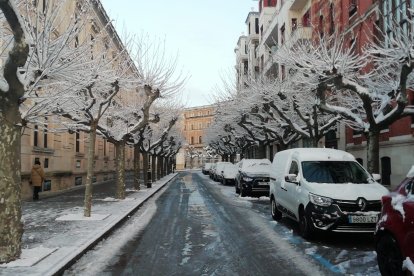 Burgos amanece helado. Tras las nevadas es el hielo el protagonista. S. L. C.