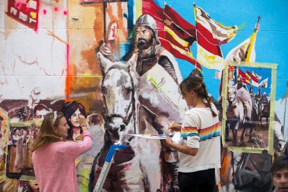 Dos artistas realizan parte de la obra. TOMÁS ALONSO