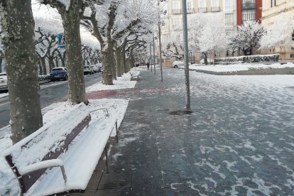 Burgos amanece helado. Tras las nevadas es el hielo el protagonista. S. L. C.