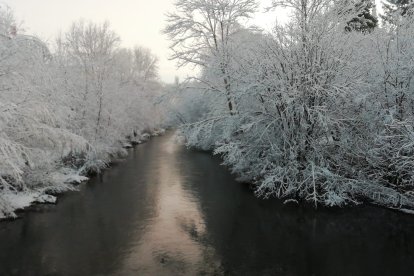 Burgos amanece helado. Tras las nevadas es el hielo el protagonista. S. L. C.