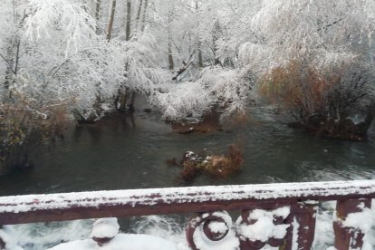 Burgos amanece helado. Tras las nevadas es el hielo el protagonista. S. L. C.