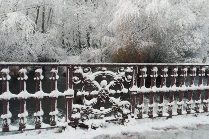 Burgos amanece helado. Tras las nevadas es el hielo el protagonista. S. L. C.