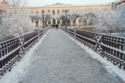 Burgos amanece helado. Tras las nevadas es el hielo el protagonista. S. L. C.