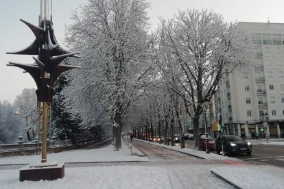 Burgos amanece helado. Tras las nevadas es el hielo el protagonista. S. L. C.