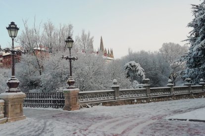 Burgos amanece helado. Tras las nevadas es el hielo el protagonista. S. L. C.