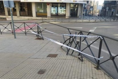 Un vehículo ha colisionado contra la barrera de protección de los Jardines de Don Diego