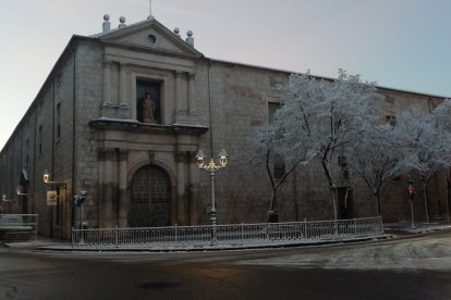 Burgos amanece helado. Tras las nevadas es el hielo el protagonista. S. L. C.