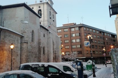 Burgos amanece helado. Tras las nevadas es el hielo el protagonista. S. L. C.