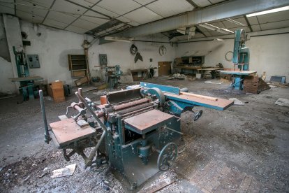 Los viejos talleres de estos pabellones que se ocultan tras un muro en la calle de La Puebla conservan el recuerdo de una labor olvidada, en un rincón secreto a pocos metros de la plaza del Cid