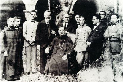 Lorca (tercero por la izq.) y Domínguez Berrueta (cuarto por la izq.) junto a acompañantes y monjes en el monasterio de Santo Domingo de Silos.
