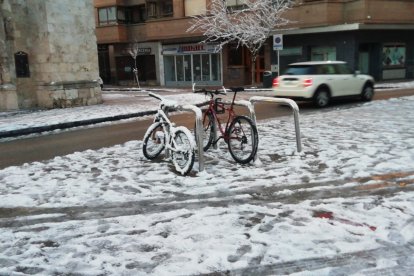 Burgos amanece helado. Tras las nevadas es el hielo el protagonista. S. L. C.
