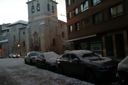 Burgos amanece helado. Tras las nevadas es el hielo el protagonista. S. L. C.