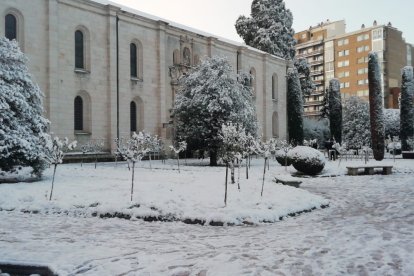 Burgos amanece helado. Tras las nevadas es el hielo el protagonista. S. L. C.