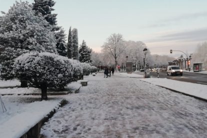 Burgos amanece helado. Tras las nevadas es el hielo el protagonista. S. L. C.
