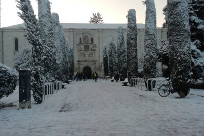 Burgos amanece helado. Tras las nevadas es el hielo el protagonista. S. L. C.