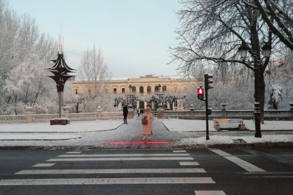 Burgos amanece helado. Tras las nevadas es el hielo el protagonista. S. L. C.