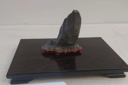 Exposición Suiseki de Burgos. Pieza Torrecerrado (Picos de Europa) de Antonio Huerta Montero.