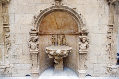 Fuente del patio, con las efigies de Isabel (izquierda) y Felipe (derecha). SANTI OTERO