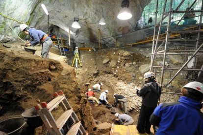 Investigadores en Portalón de Cueva Mayor, la entrada a la Sima de los Huesos. / ISRAEL L. MURILLO