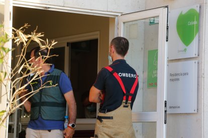 Los bomberos y la Guardia Civil investigan el origen del fuego. FOTOS: © ECB / SANTI OTERO
