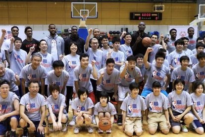 Acto público de los Houston Rockets y los Toronto Raptors en Tokio.