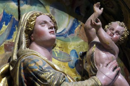 La Asunción y uno de los angelotes que la rodean. DARÍO GONZALO