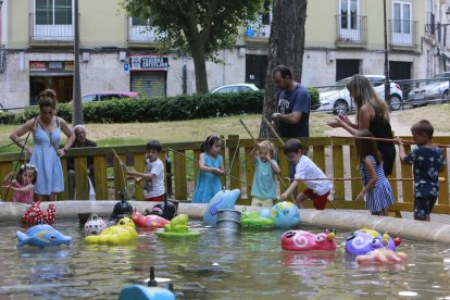Niños pescando cuando el Parque de Mero se celebraba en Doctor Vara.