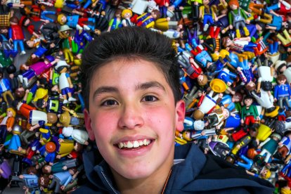 Álvaro es el autor de esta ciudad de juguete. TOMÁS ALONSO