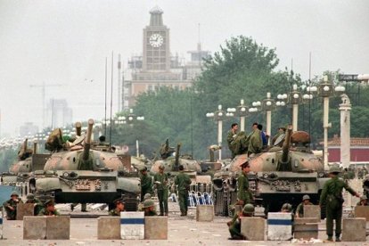 Tanques chinos camino a la plaza de Tiananmén (Pekín) en 1989.