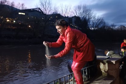 EN FOTOS. El espectáculo de luz, sonido y ballet acuático lo firma Le piano du lac, una original compañía que ha actuado ya en países como Francia, Bélgica o Portugal