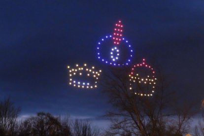 Niños y mayores no escondían su asombro por el juego de luces