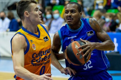 Renfroe intenta desbordar a Dimitrijevic. SANTI OTERO