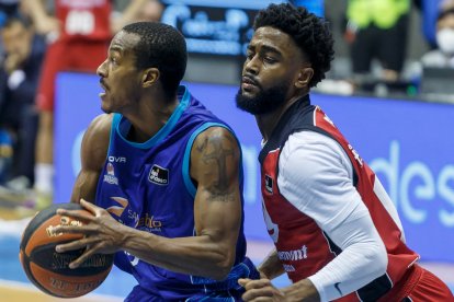 Renfroe busca línea de pase en el San Pablo-Zaragoza. SANTI OTERO