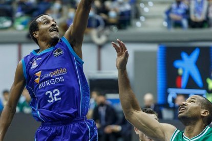 Alex Renfroe, entra a canasta en el partido ante el Real Betis. SANTI OTERO