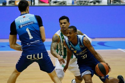 Renfroe pasa el bloqueo de Kravic en un partido de la pasada campaña. SANTI OTERO